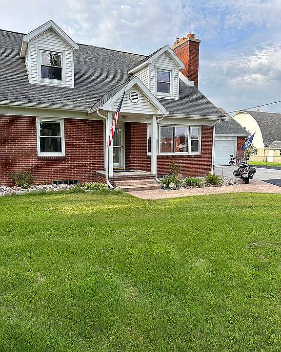 1st image of 824 W Center Rd