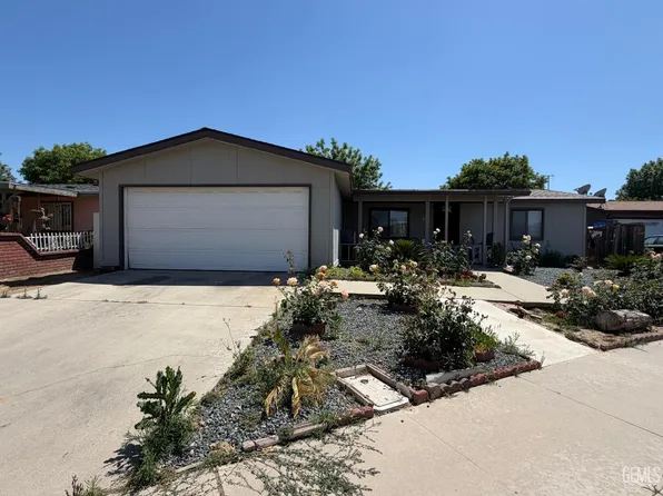 242 W 11th Pl, Delano, CA 93215