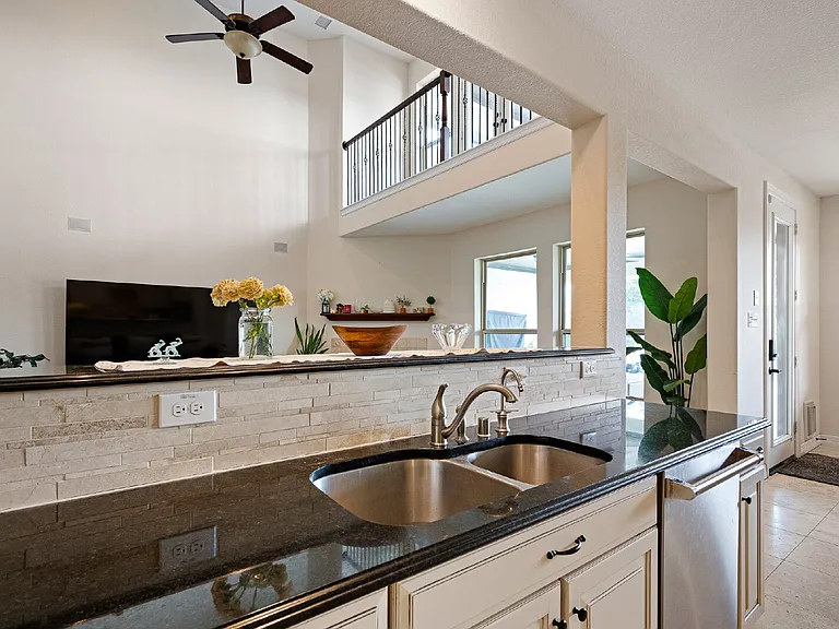 4627 Miramar Dr — Photo 11