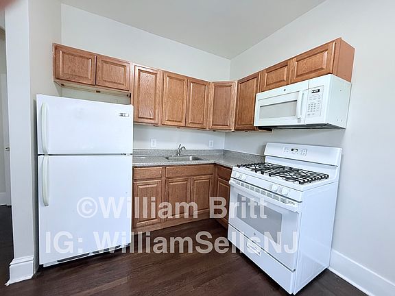 3rd image of 35 E Tryon Ave #10