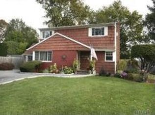 8 Reed Ln, Westbury, NY 11590