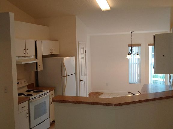2nd image of 920 Park Valley Cir
