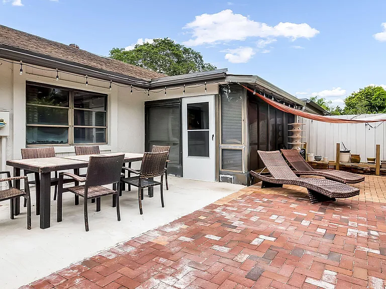 4335 Palm Forest Dr N — Photo 30