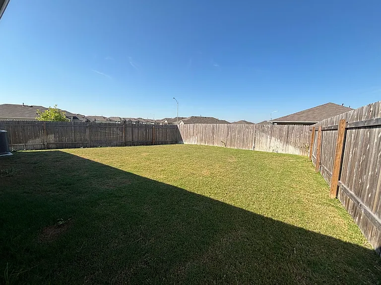 325 Darwin Pl — Photo 5