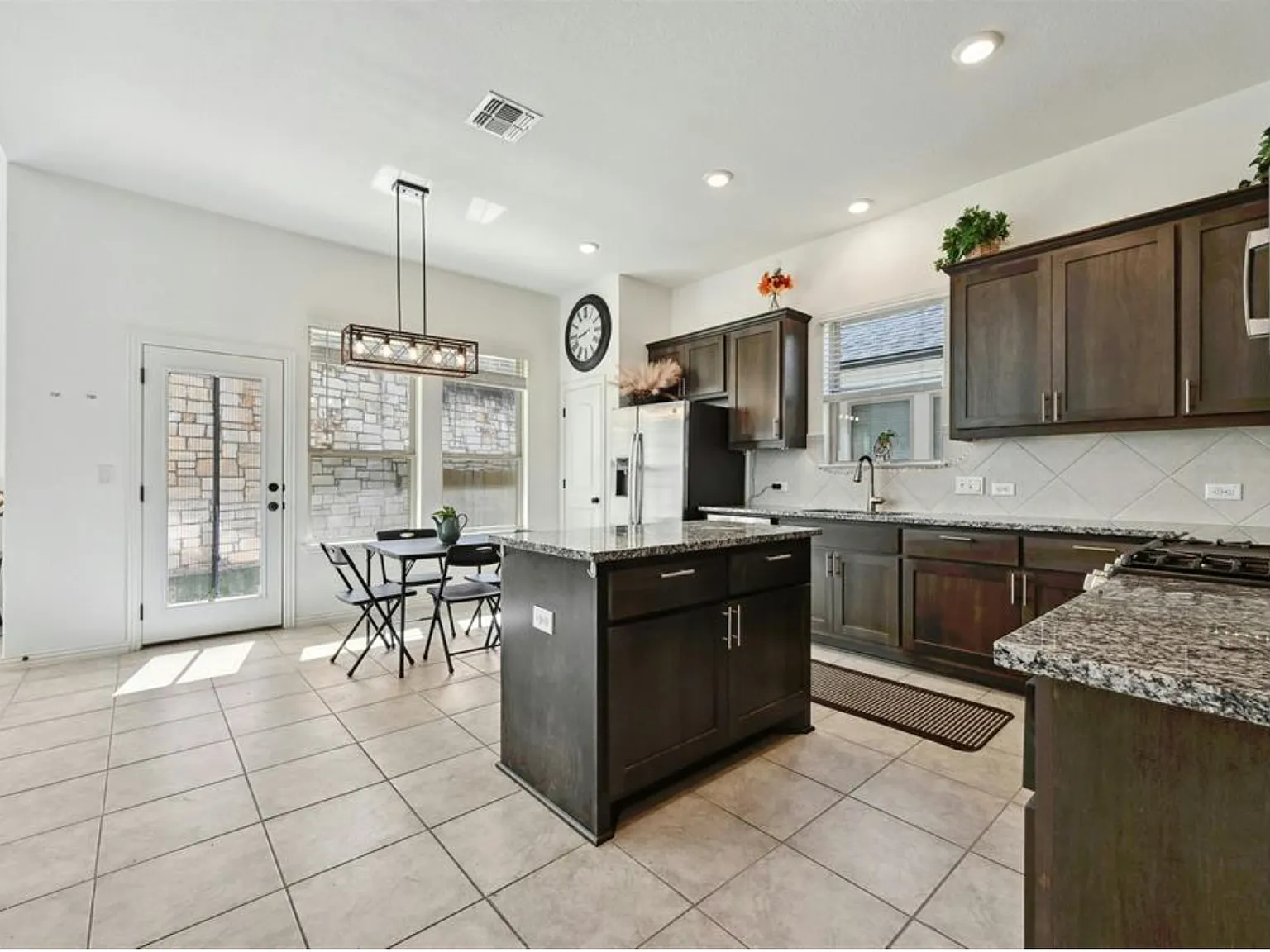 3 bed, 2038 sqft, $2,700 — Photo 3