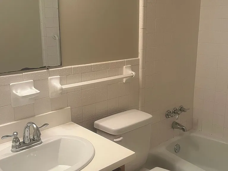Chateau Orleans Apartments — Photo 36