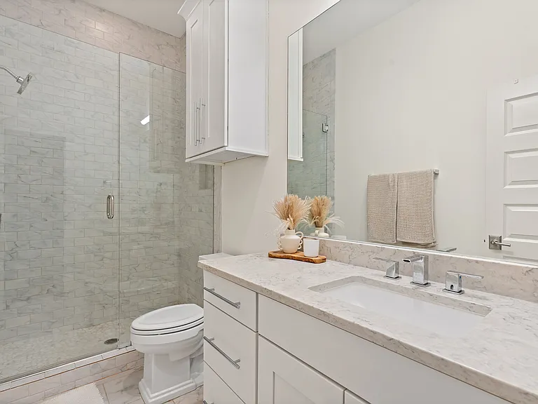 1002 Meriden Ln — Photo 26