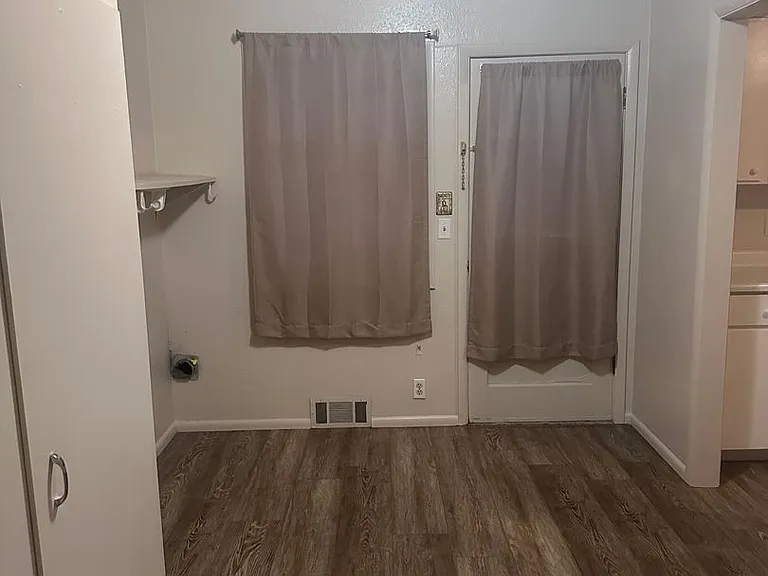 527 Jensen St — Photo 16