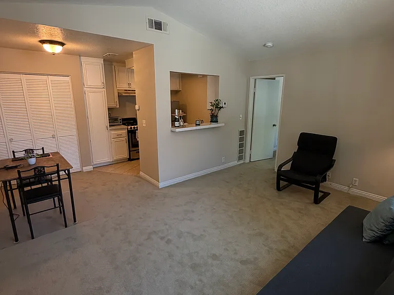 76 Gavilan — Photo 4