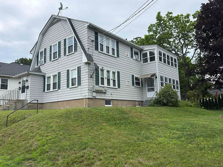 573 Spruce St — Photo 2