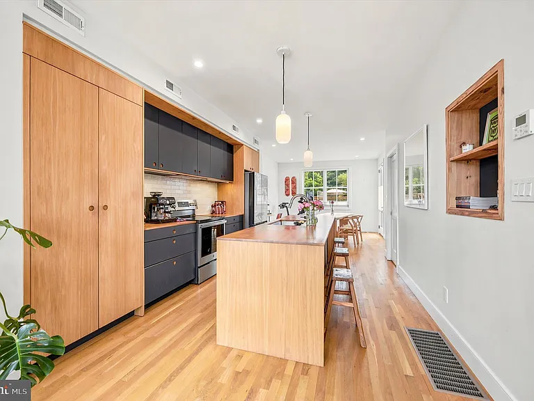 64 W Queen Ln — Photo 6