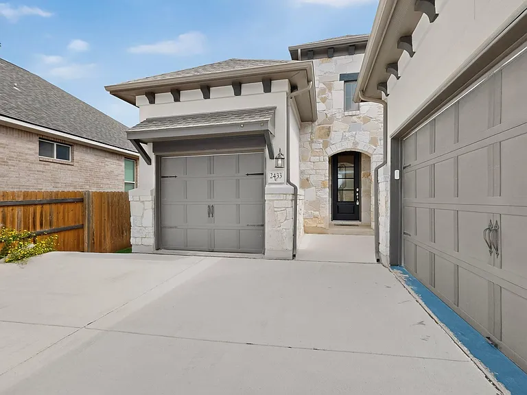 2433 La Mirada St — Photo 3