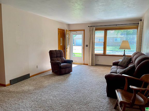 3rd image of 6 N Windsor Cir