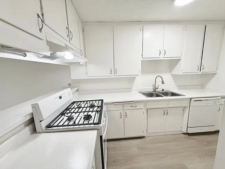 Lynrose Manor Apartments — Photo 31