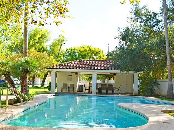 4th image of 1800 Country Club Dr APT 11