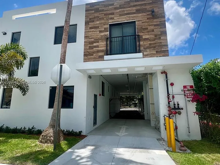 1860 NW 19th St #102 — Photo 1