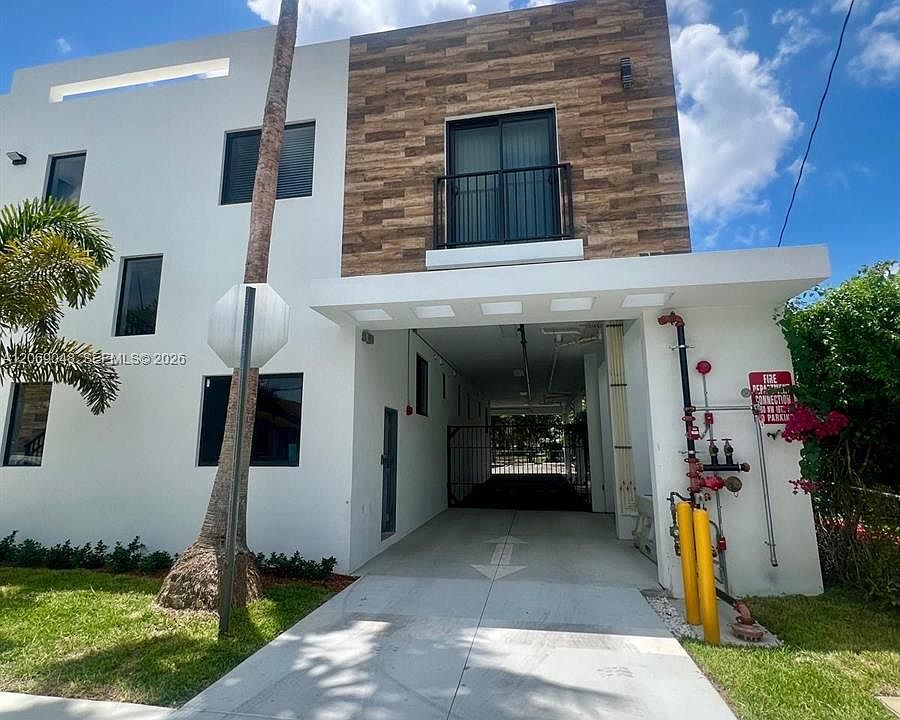 1st image of 1860 NW 19th St #102