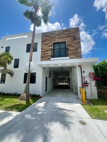 1860 NW 19th St #102 Photo 1