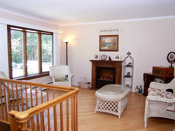 2nd image of 484 Bohemia Pkwy