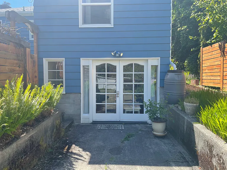 132 Plymouth St NW — Photo 1