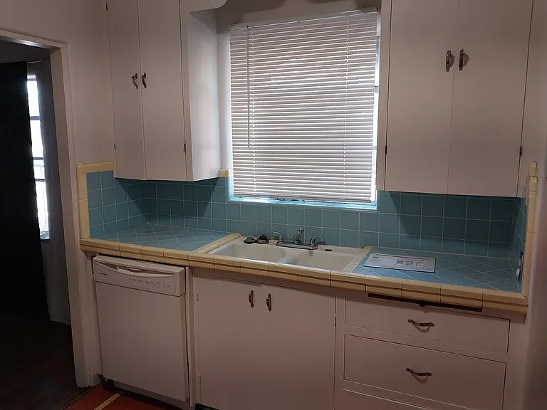 1015 Candelaria Rd NW — Photo 8