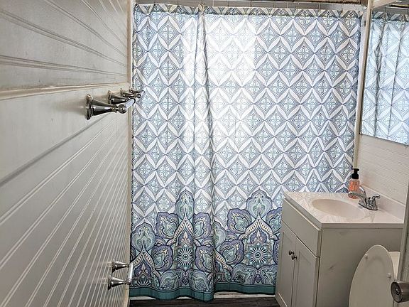 5th image of 406 Oak St APT 2