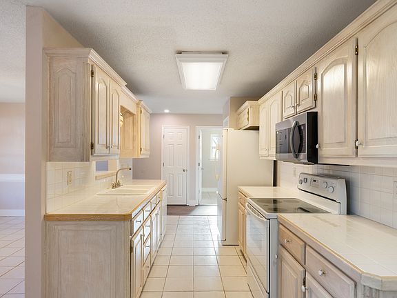 3rd image of 1880 Woodbridge Dr