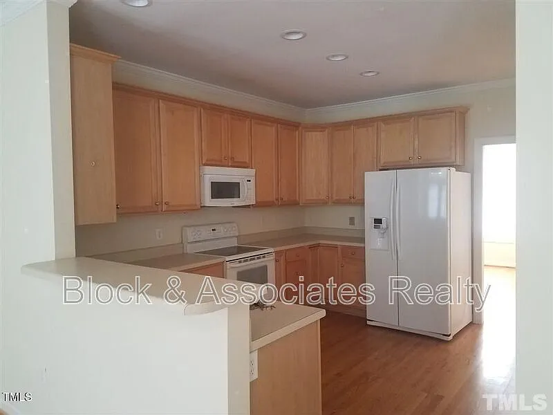 3 bed, 3.5 bath, 2100 sqft, $1,995 — Photo 3