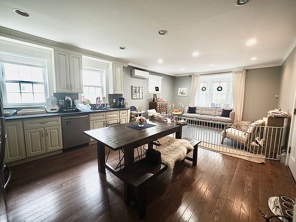 4th image of 20-61 27th St #1