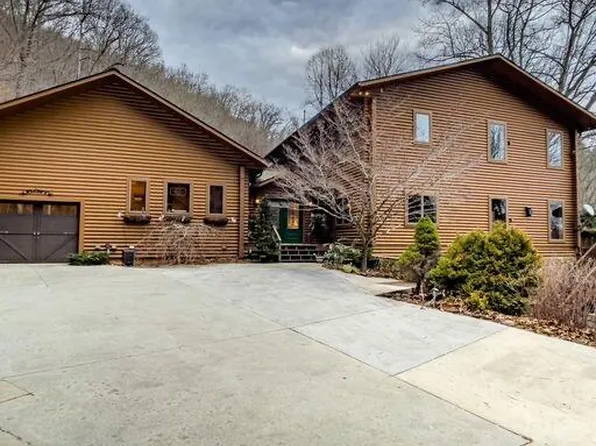 496 Holloway Road, Robbinsville, NC 28771