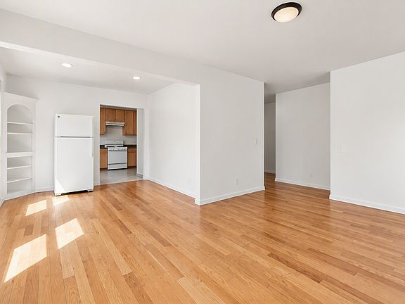 4th image of 369 Lemon St