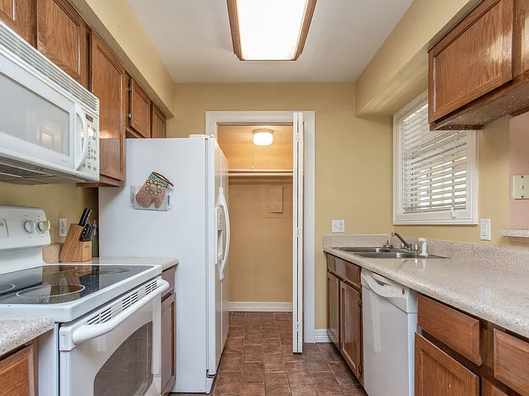 Riverwalk Apartment Homes — Photo 40
