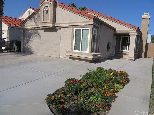 Front of house with ample parking space