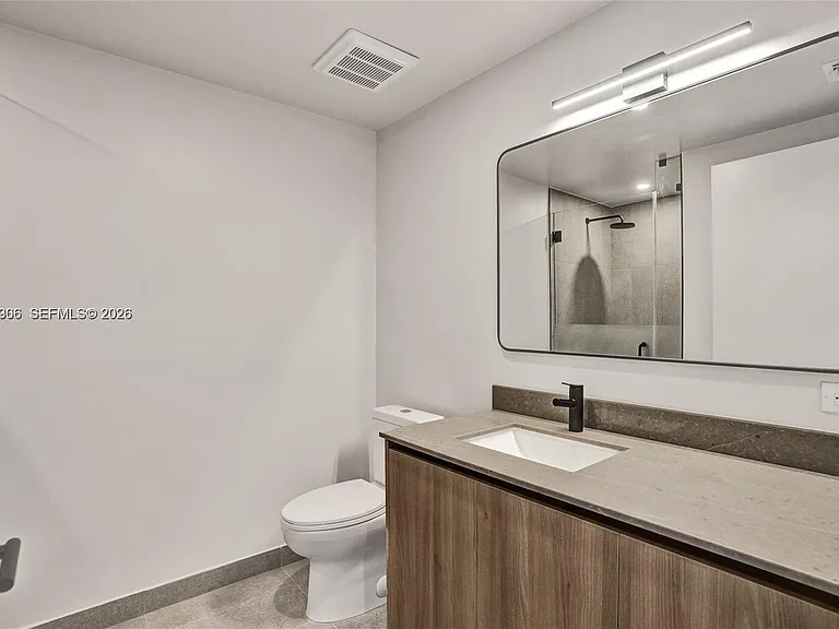 121 NE 5th St #801B — Photo 3