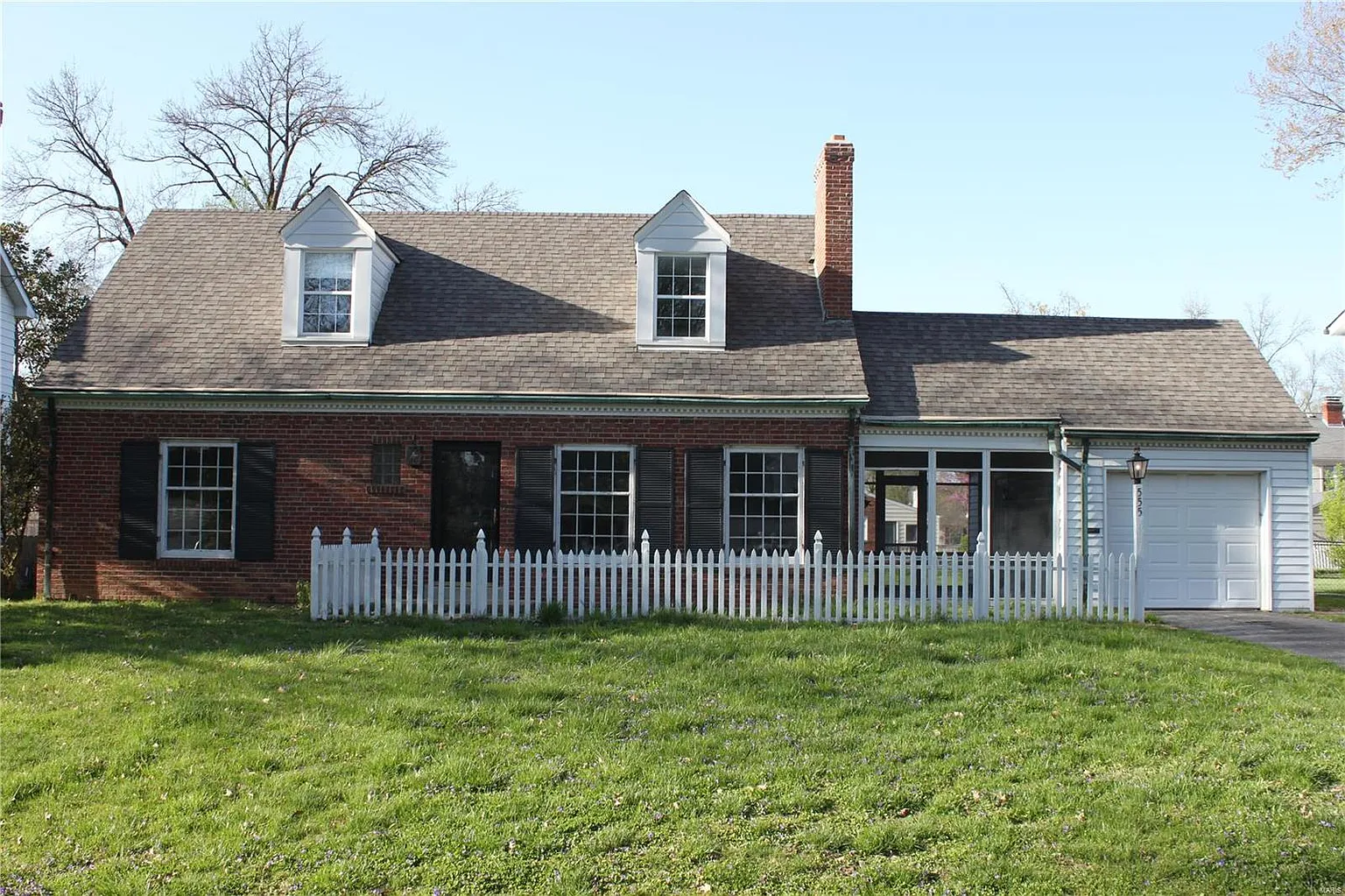 555 Lyman Pl photo 1