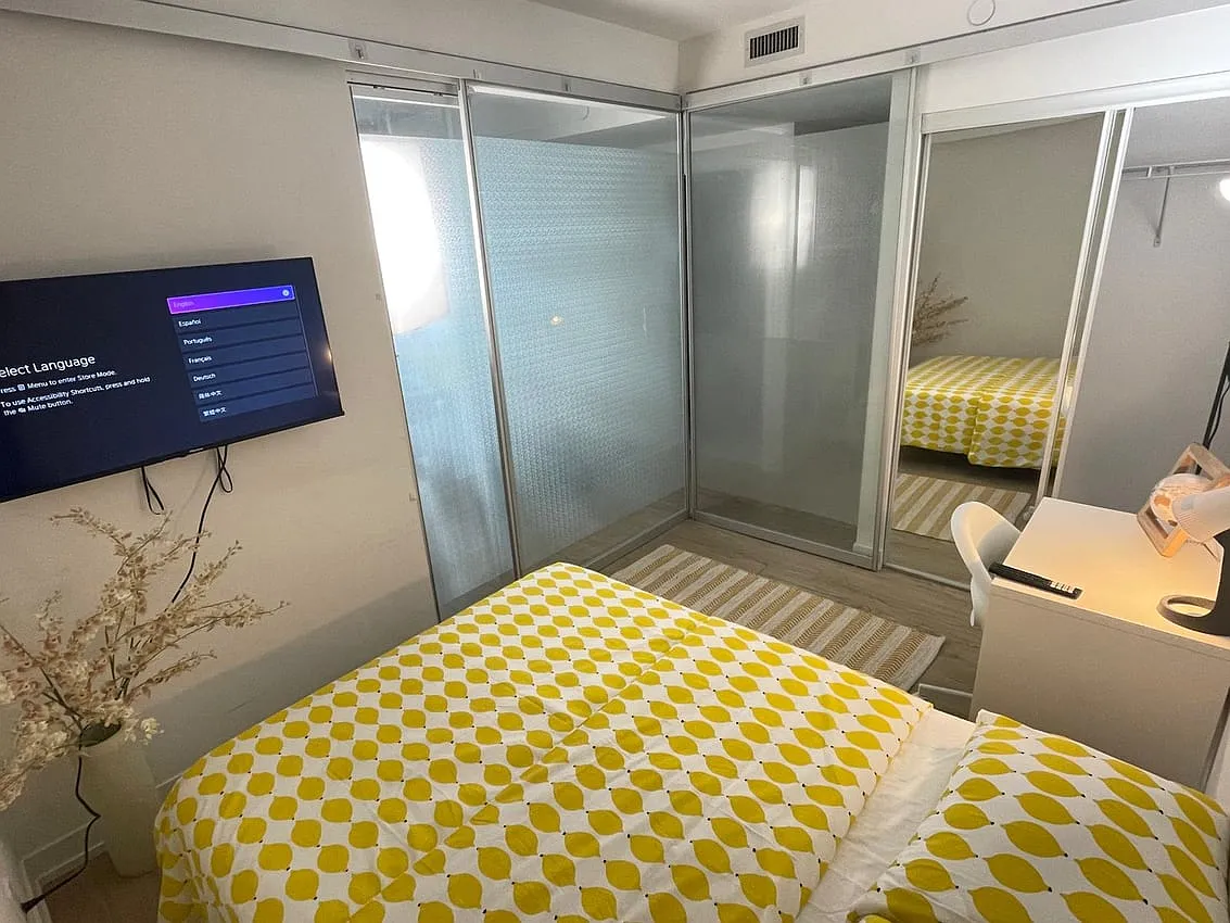 Deluxe Room without Window - Wood St & Church St — Photo 3