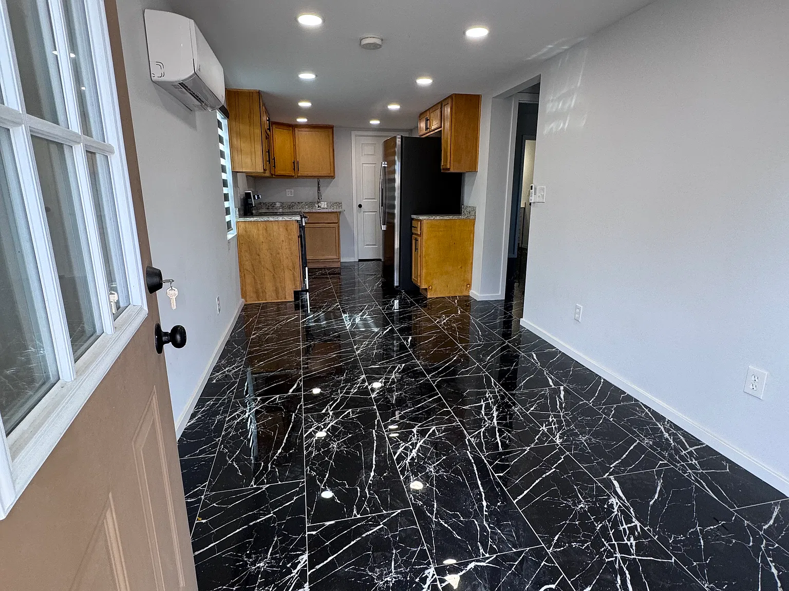 2 bed, 750 sqft, $1,300 — Photo 2