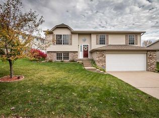 5343 Hillandale Rd, Davenport, IA 52806