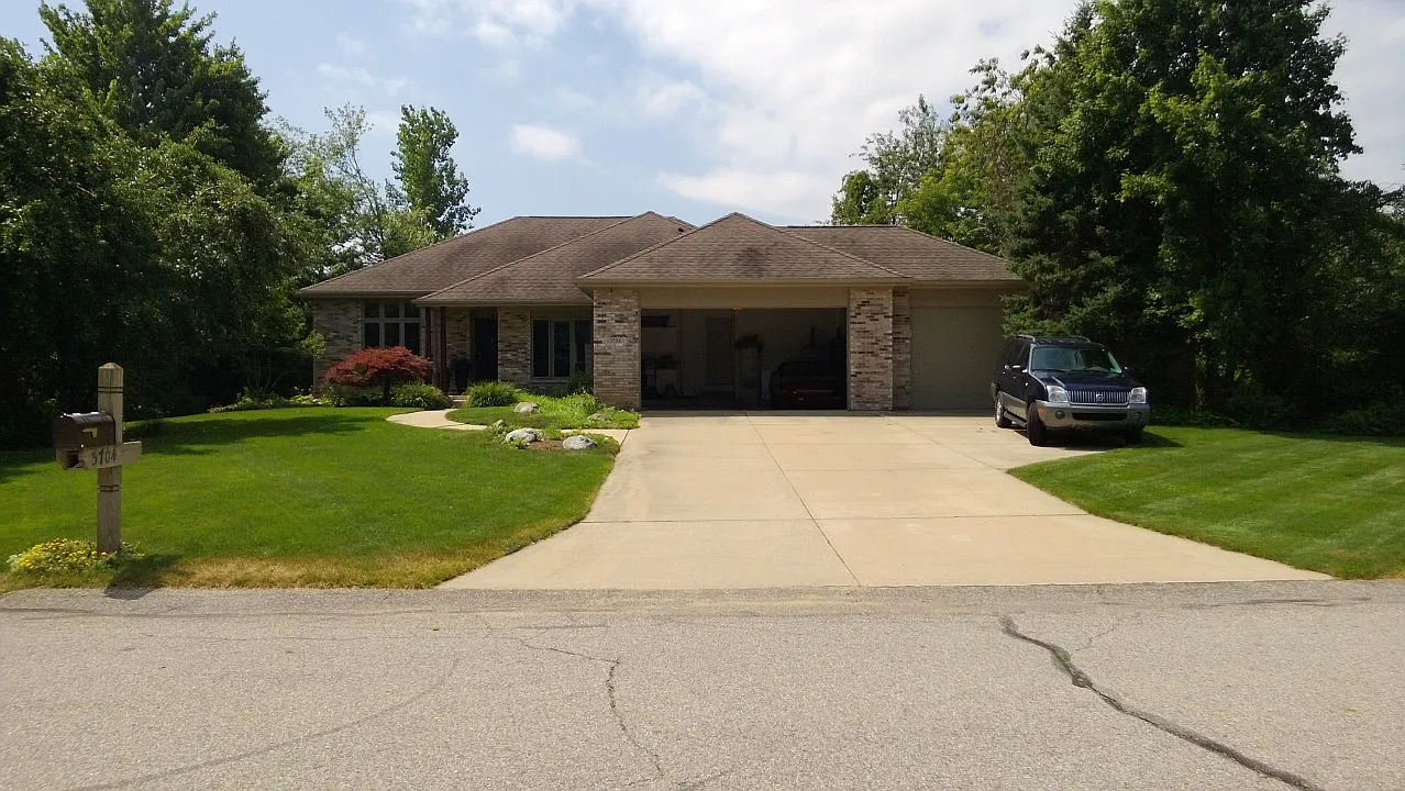 3704 Monarch Dr NE photo 1