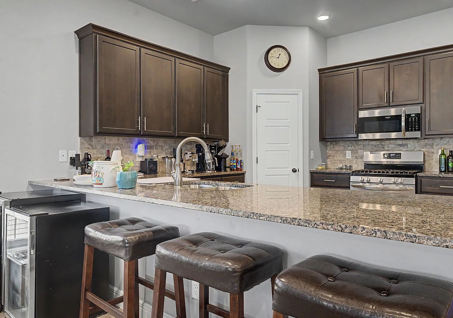 Modern 2BR/2BA Home with Luxury Master Suite & HighCeiling Living Space — Photo 3