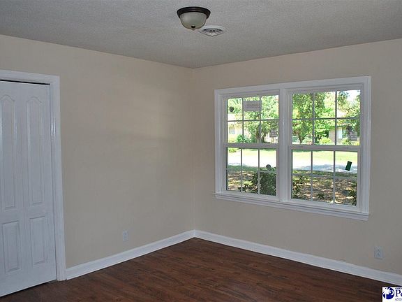5th image of 310 E Grace Dr