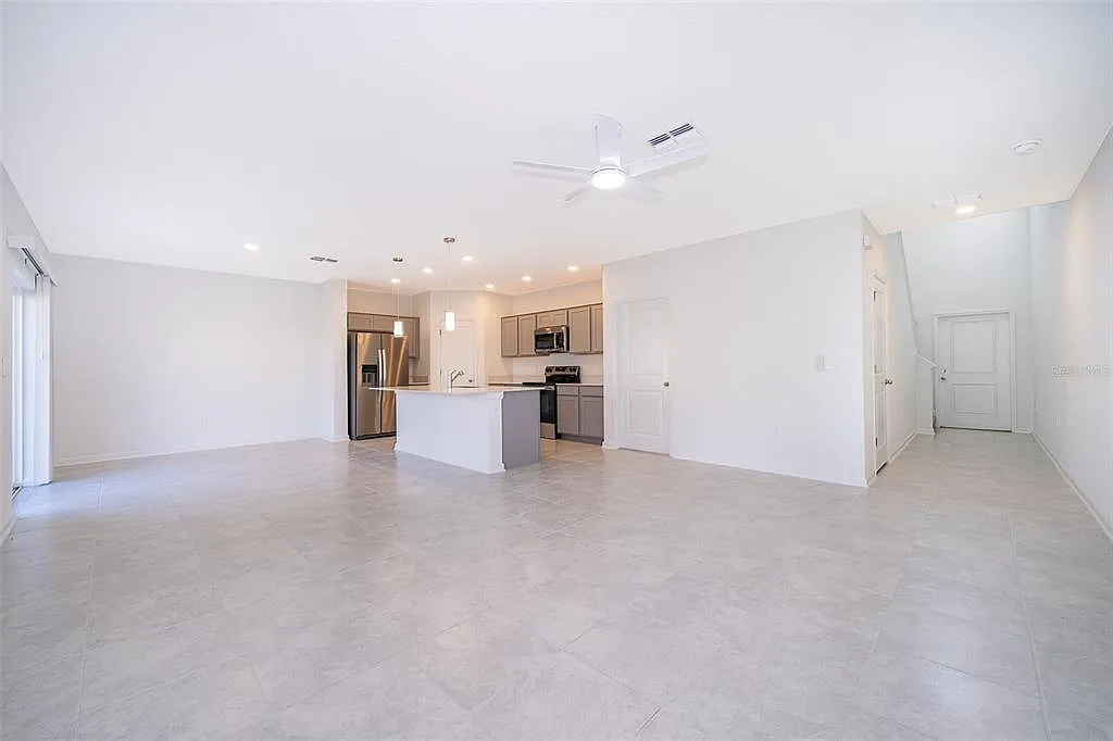 4 bed, 2.5 bath, 1879 sqft, $2,350 — Photo 3