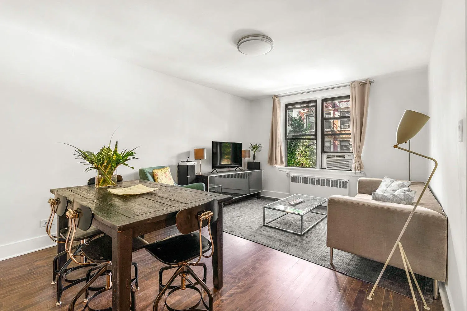 305 West 18th Street — Photo 2