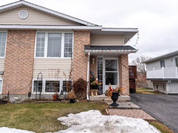 2231 Glen Brook Dr, Cornwall, ON K6H 7N2