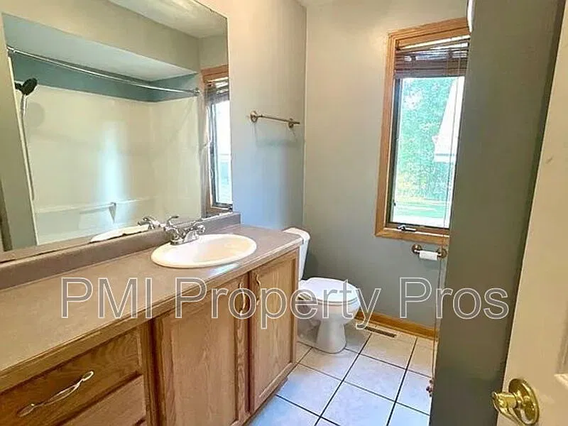 2 bed, 1.0 bath, $1,375 — Photo 4