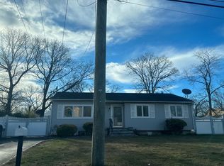 38 Tyrconnell St, Amityville, NY 11701