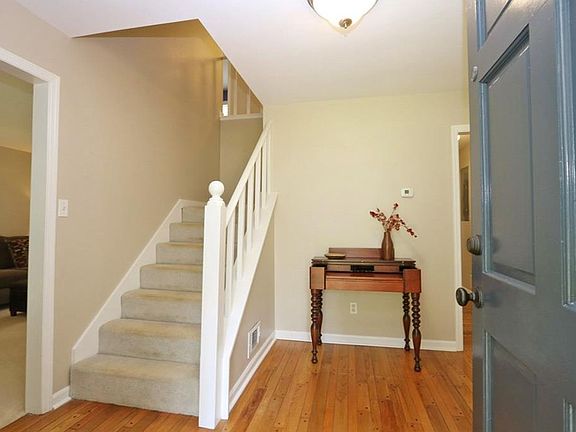3rd image of 3032 Stoneridge Ct NW