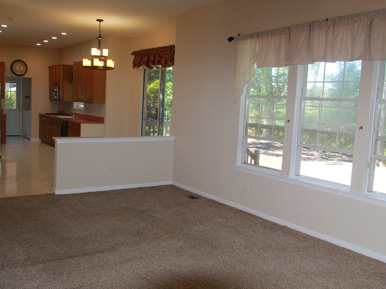 4 bed, 2.5 bath, 2400 sqft, $5,800 — Photo 2