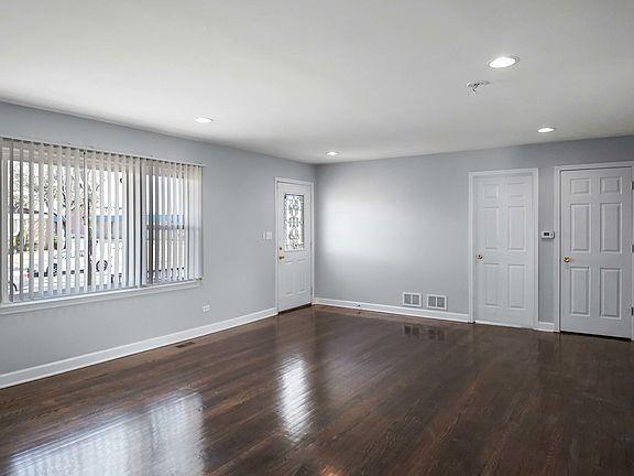 3rd image of 528 Hyde Park Ave