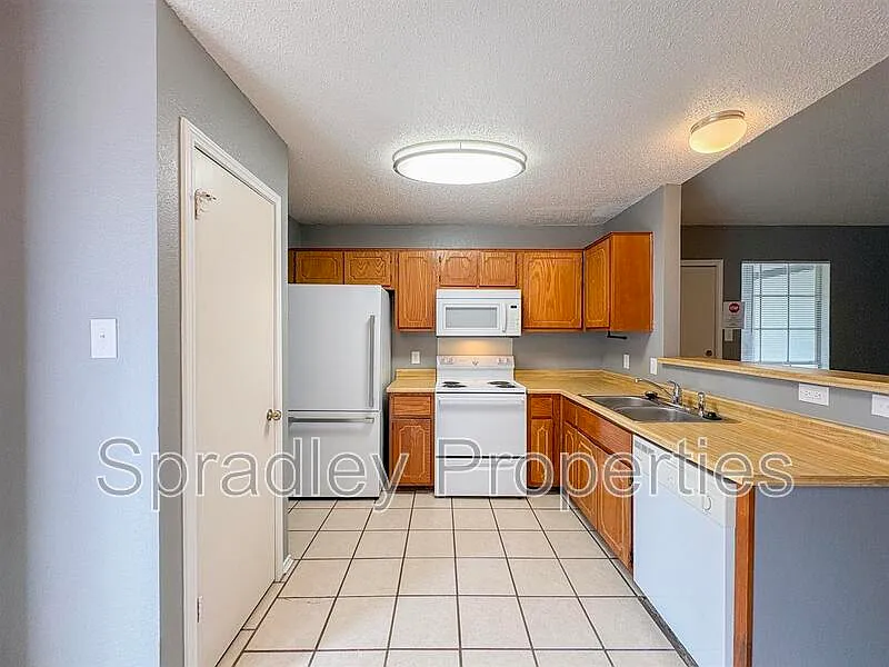 2 bed, 1.5 bath, 840 sqft, $995 — Photo 4